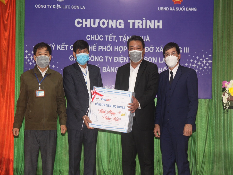 Công ty Điện lực Sơn La thăm, chúc Tết xã Suối Bàng